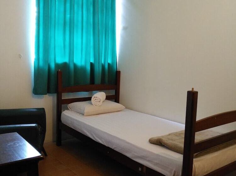 اتاق استاندارد یک نفره, Borneo Backpackers