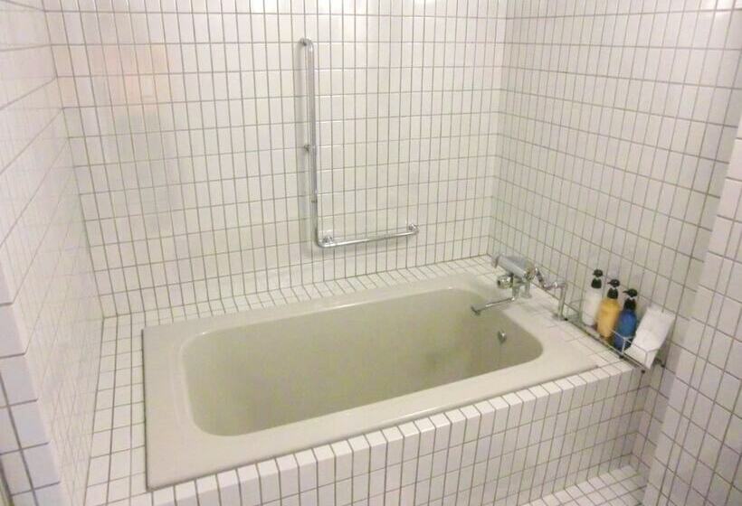 Quarto Triplo Estandar, Rokusui Rou