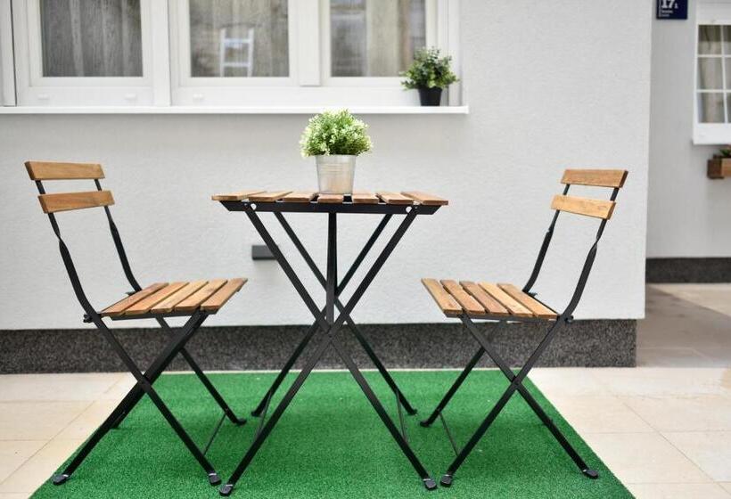 استودیوی لوکس, Hostel Temza