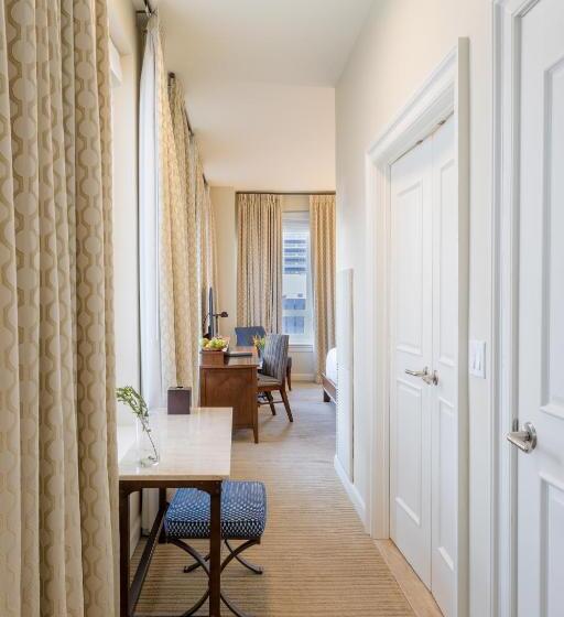 اتاق لوکس با تخت بزرگ, Nopsi Hotel New Orleans