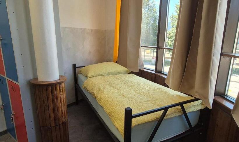 اتاق استاندارد سه تخته با سرویس بهداشتی مشترک, Bled Lesce Station Rooms And Beds