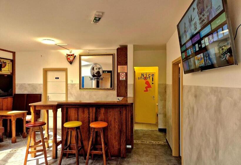اتاق استاندارد سه تخته با سرویس بهداشتی مشترک, Bled Lesce Station Rooms And Beds