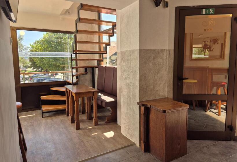 اتاق استاندارد سه تخته با سرویس بهداشتی مشترک, Bled Lesce Station Rooms And Beds