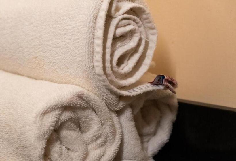 غرفة قياسية ثلاثية, Infinity Suites Habitación Triple 211