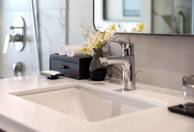 Family Suite, Gloab Residency Near Delhi Airport