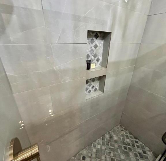 Люкс Повышенной Комфортности, Chipley S Squareview Inn & Venue