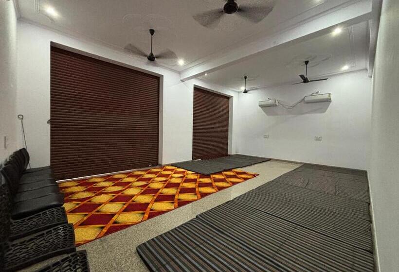 标准单人间, Raghunath Palace