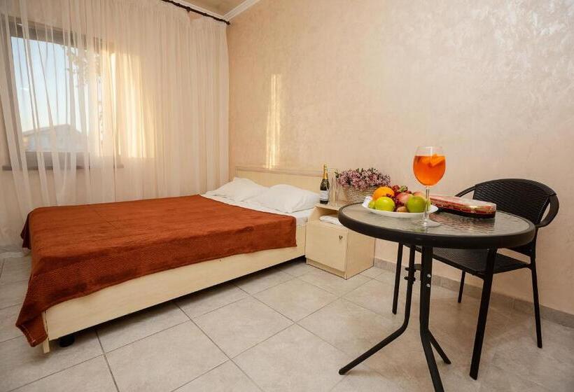 اتاق استاندارد سه نفره, Grand