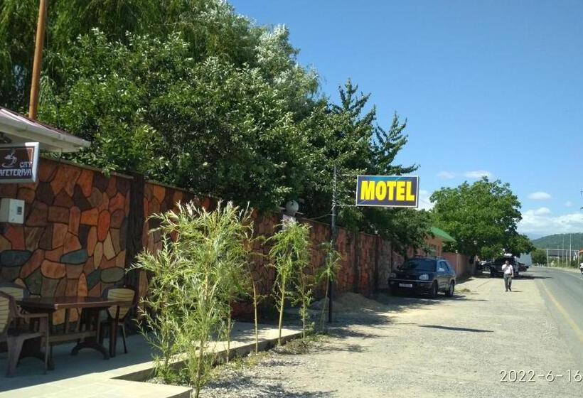 اتاق استاندارد چهارنفره با بالکن, Motel