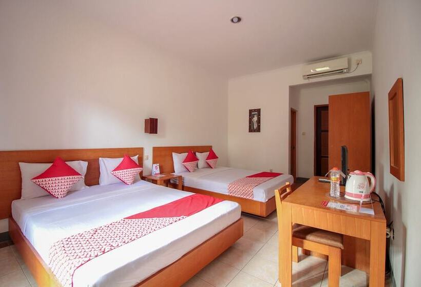 Номер Deluxe, Reddoorz Plus At Hotel Sofia Pangandaran