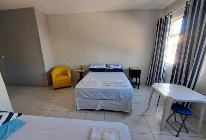 غرفة سوبيريور ثلاثية مطلّة علي البحر, Mangue Oranje Hostel