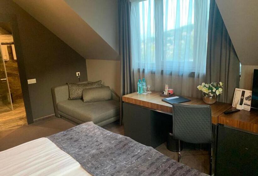 Трехместный Номер Deluxe, All Seasons Residence Hotel   Free Parking