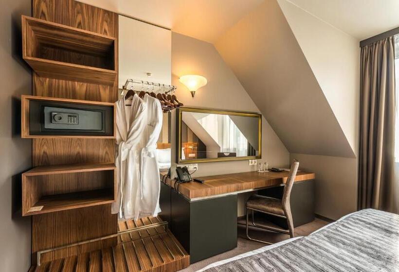 Номер Superior, All Seasons Residence Hotel   Free Parking