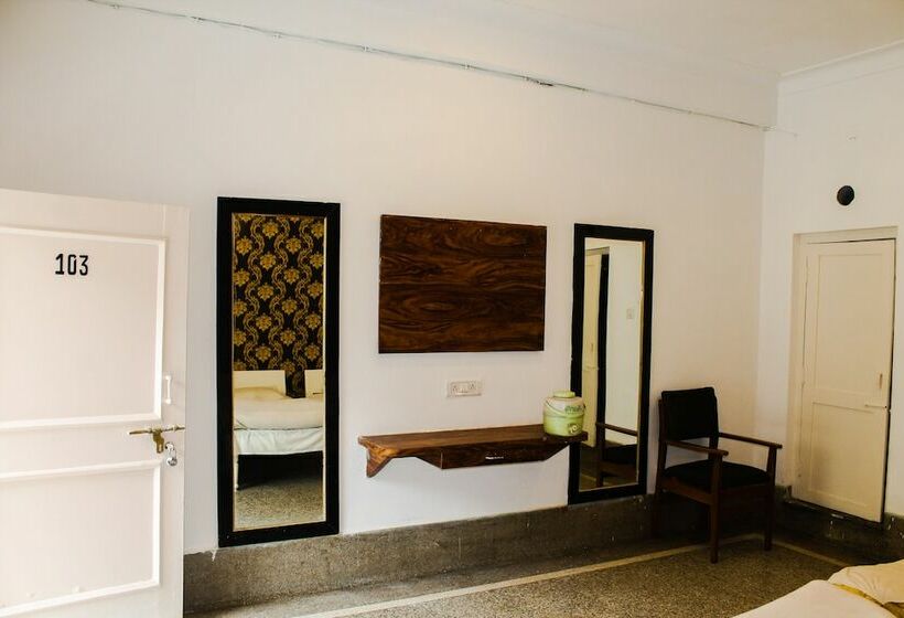 اتاق استاندارد سه نفره, Anand Palace