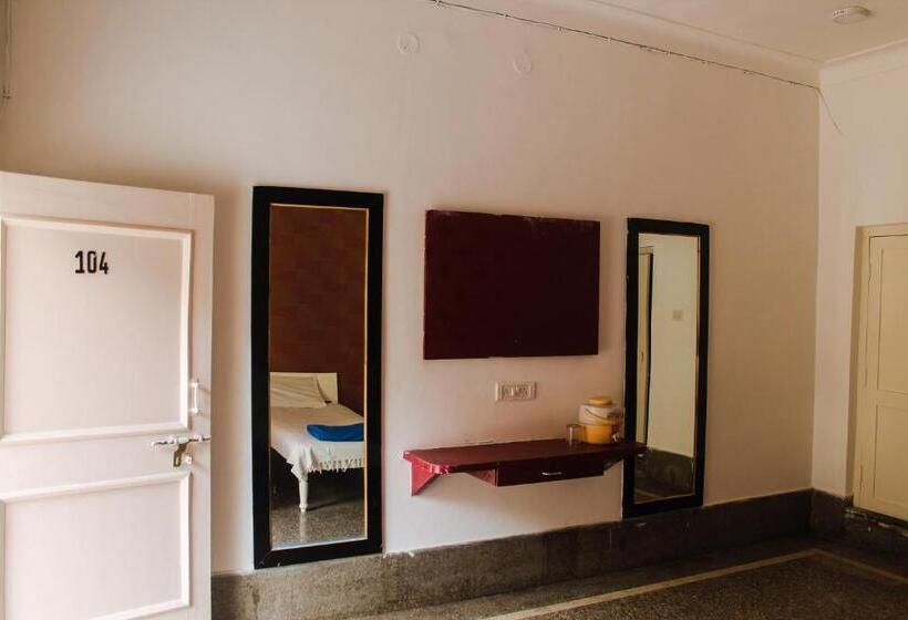 اتاق استاندارد سه نفره, Anand Palace