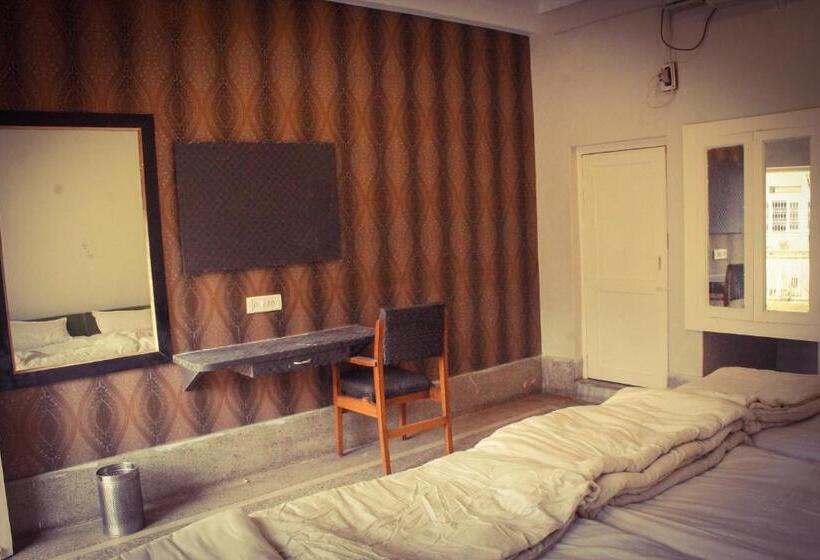 اتاق استاندارد چهار تخته, Anand Palace