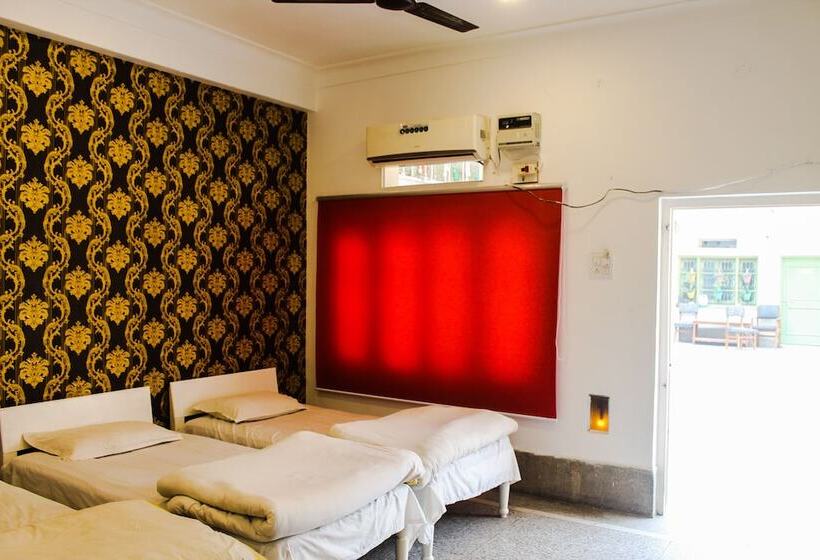 اتاق استاندارد سه نفره, Anand Palace