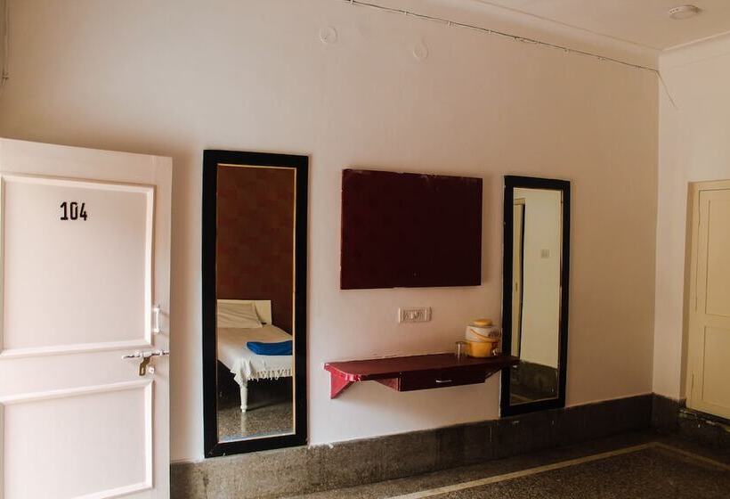 اتاق استاندارد سه نفره, Anand Palace