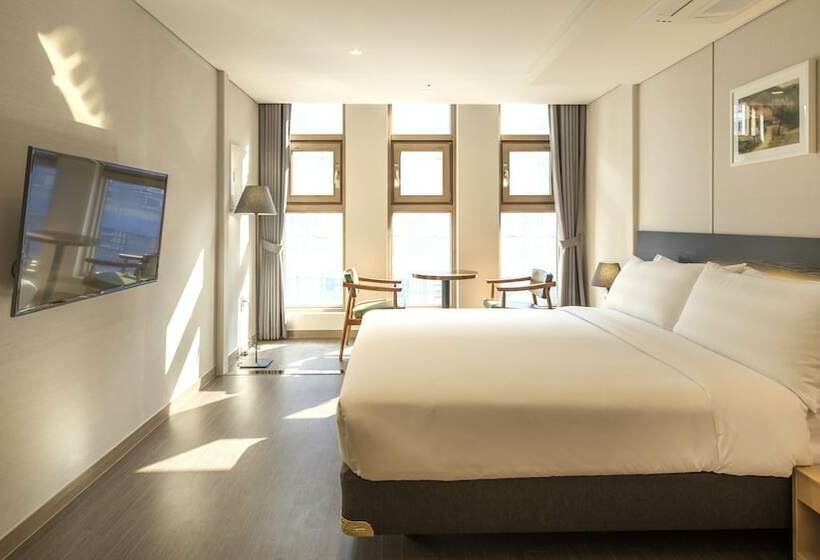 اتاق استاندارد, The First Stay