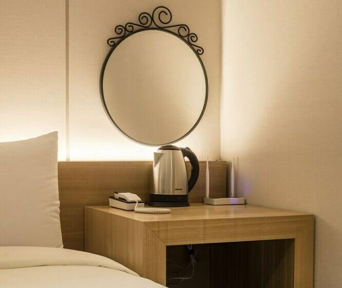 اتاق استاندارد, The First Stay