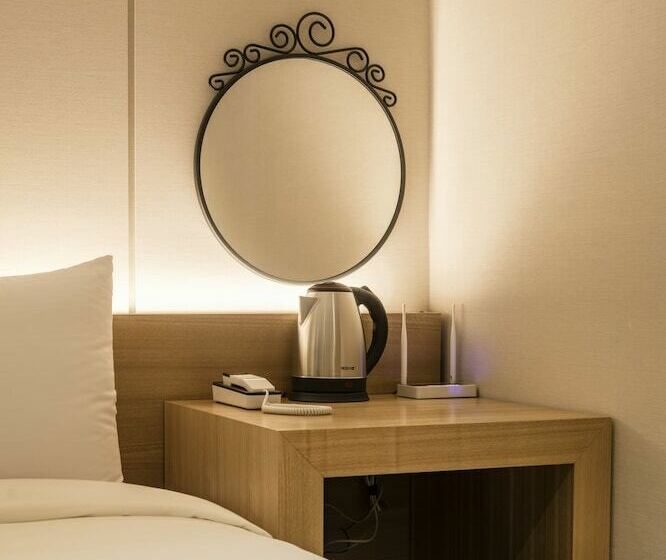 اتاق استاندارد, The First Stay