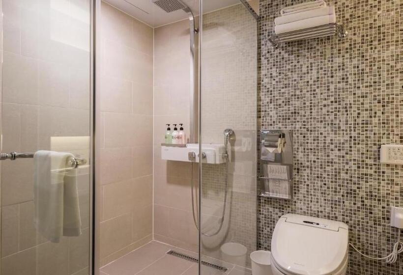 اتاق استاندارد, The First Stay