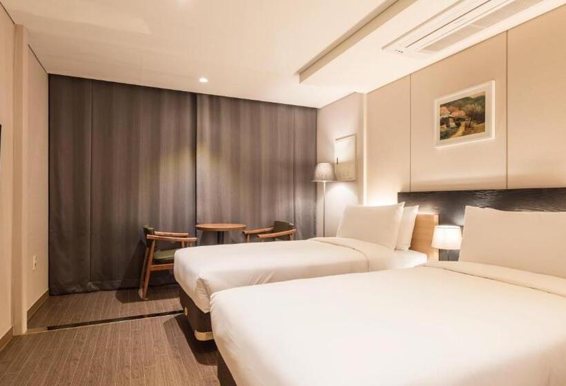 اتاق استاندارد, The First Stay