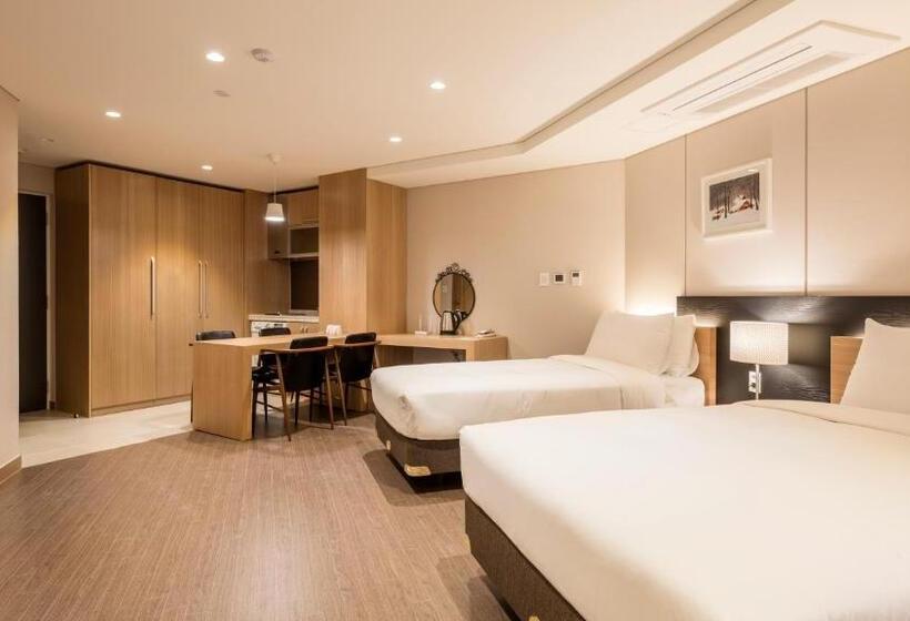 스위트, The First Stay