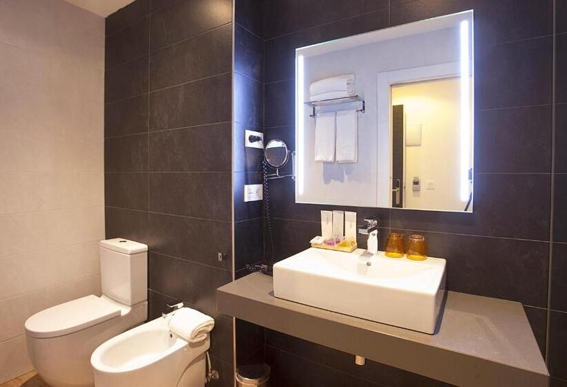 Номер Стандарт Индивидуальный с Балконом, Pompaelo Plaza Del Ayuntamiento & Spa