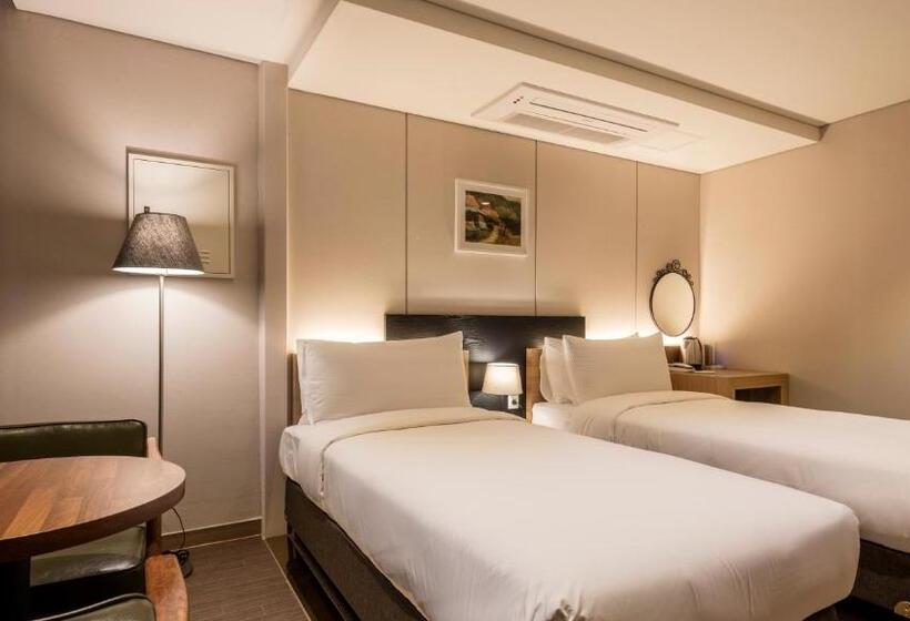 اتاق استاندارد, The First Stay