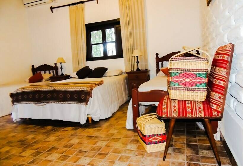 Номер Стандарт Трехместный, Hostal Tierra De Vinos