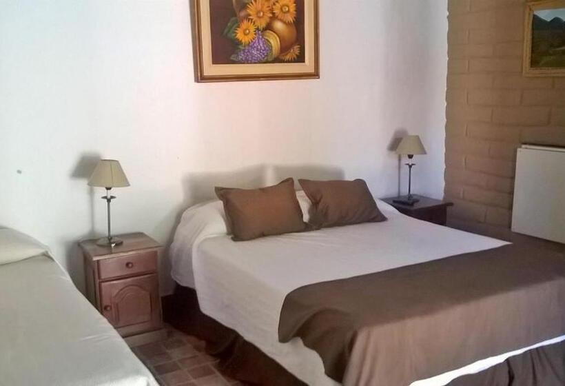 Номер Стандарт Трехместный, Hostal Tierra De Vinos