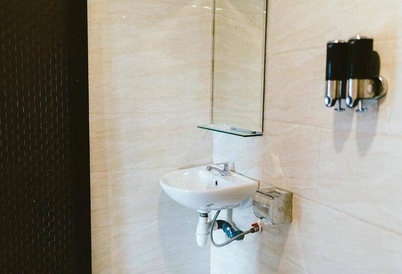 اتاق لوکس با تخت بزرگ, Barelang Hotel Nagoya Batam