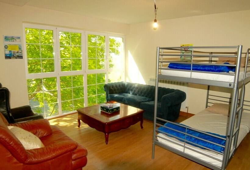 Кровать в Общей Комнате, Surf Camp San Sebastian Partyhostel
