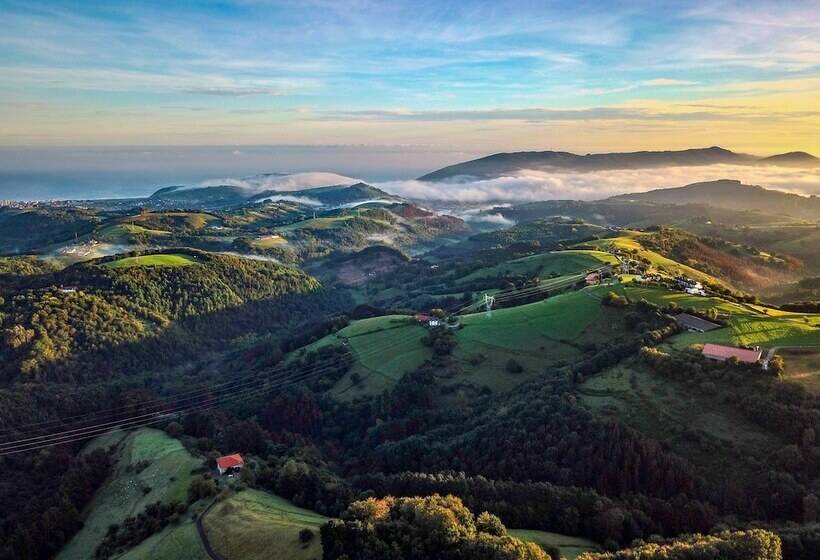 Кровать в Общей Комнате, Surf Camp San Sebastian Partyhostel