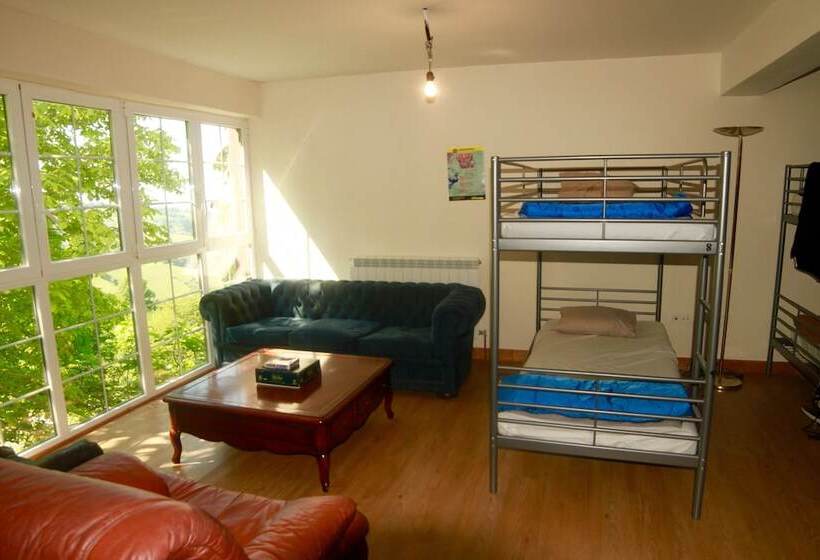 Кровать в Общей Комнате, Surf Camp San Sebastian Partyhostel