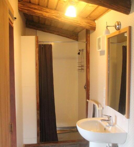 스탠다드 트리플 룸, Barnyard Backpackers Te Anau