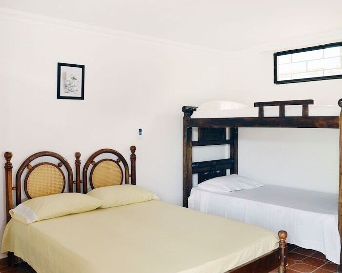 4인용 스탠다드 룸, Hostal Dumbira