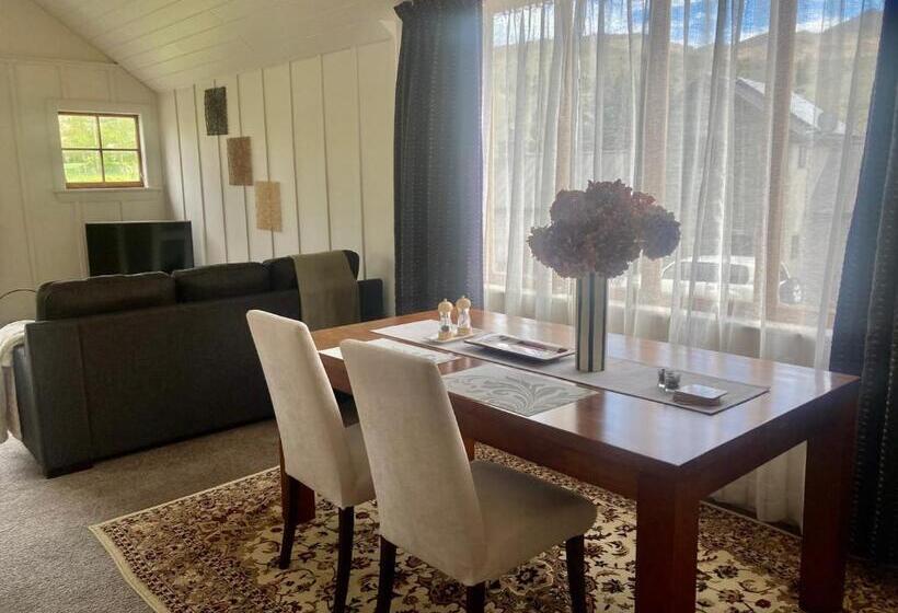 Апартаменты 1 Спальня, Three Thirty B & B