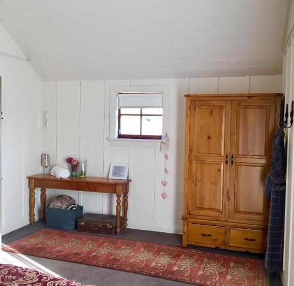 Апартаменты 1 Спальня, Three Thirty B & B