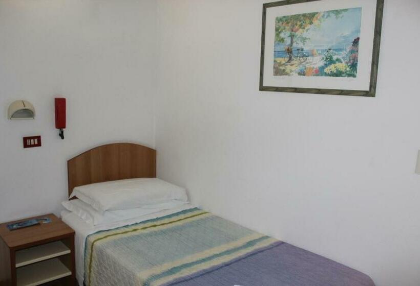 Quarto Estandar Individual, Santini
