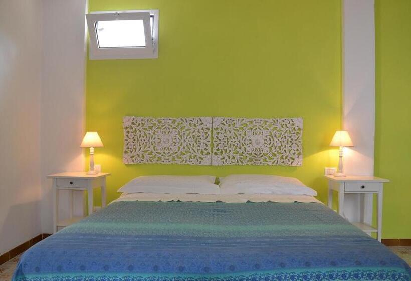 اتاق خانوادگی با چشم‌انداز دریا, B&b Talìa