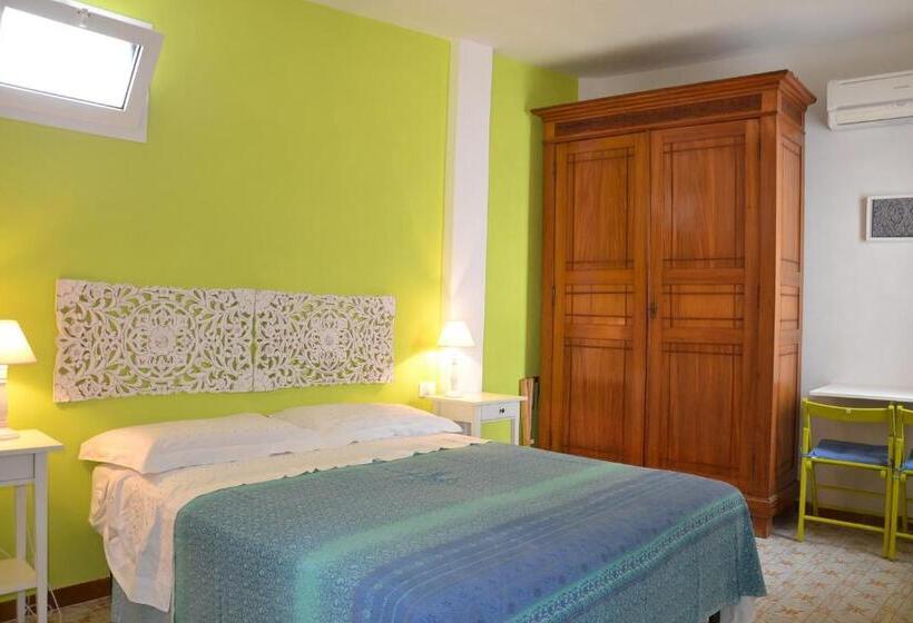 اتاق خانوادگی با چشم‌انداز دریا, B&b Talìa
