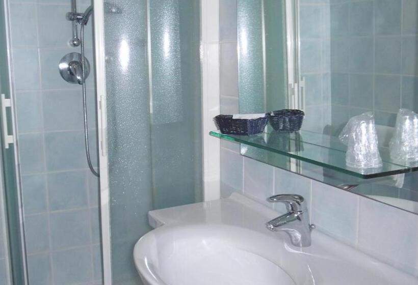 اتاق لوکس با چشم‌انداز دریا, Riviera
