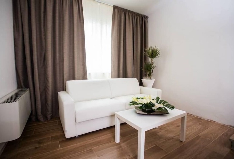 سوییت جونیور, Street Hotel Comacchio