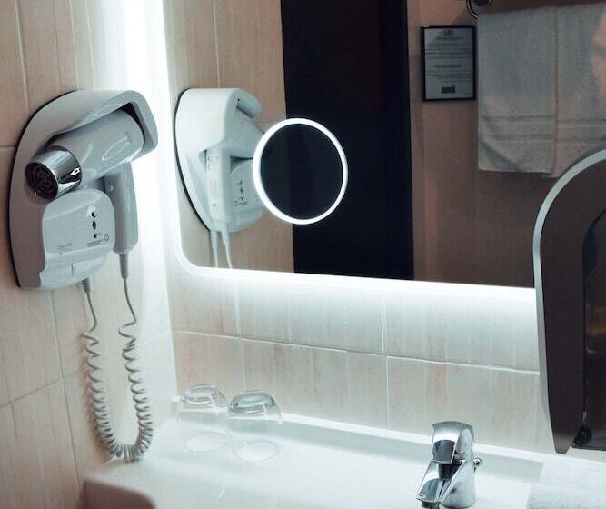 اتاق خانوادگی, Brit Hotel Confort La Tour Blanche