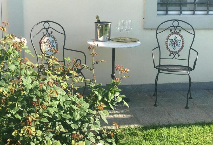 اتاق استاندارد سه تخته با چشم‌انداز باغ, Villa Del Papa