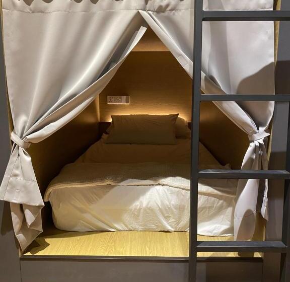 Capsule, Leisure Lodge