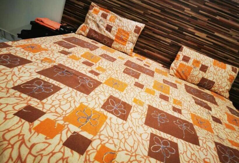 اتاق لوکس, Couples Friendly Guest House Karachi