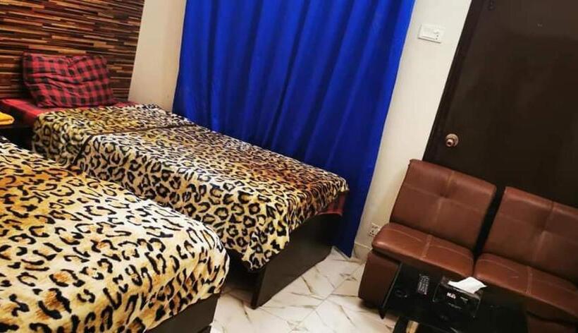 اتاق ساده سه‌ نفره, Couples Friendly Guest House Karachi